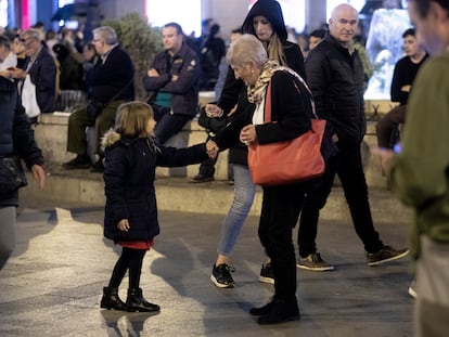 Una abuela juega con su nieta en la Puerta del Sol, de Madrid, en 2019.