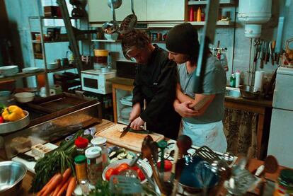 Birol Ünel (izquierda) y Adam Bousdoukos, en <i>Soul kitchen.</i>
