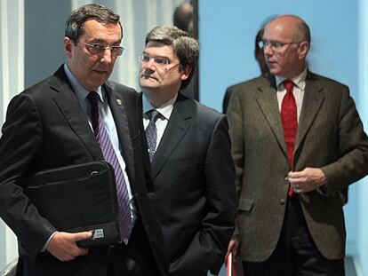 Bilbao (delante), junto a los diputados Aburto (en el centro) e Iruarrizaga, ayer antes de su comparecencia.