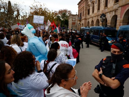 Cientos de enfermeras y empleados del Instituto Catalán de la Salud (ICS), concentrados este miércoles ante las puertas del Parlament.