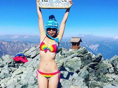 La fallecida Gigi Wu, que se hizo famosa por posar en cumbres de montañas en Taiwan vestida con bikinis.