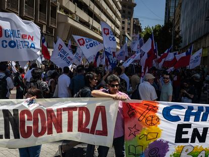 Opositores a la propuesta de Constitución, durante una manifestación en Santiago, el 14 de diciembre.