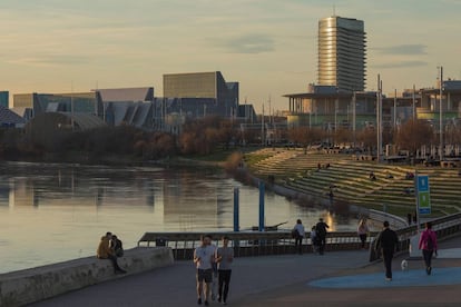 Un parque fluvial junto al Ebro, en Zaragoza.