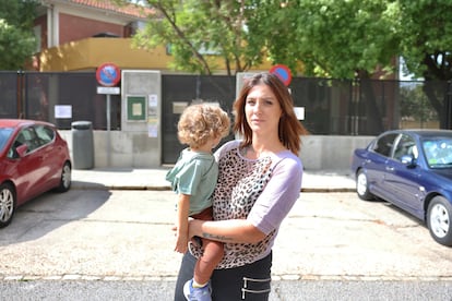 Laura Mármol, frente al colegio al que va su hijo, de tres años y con la enfermedad de huesos de cristal, que reclama una PTIS más en el centro.