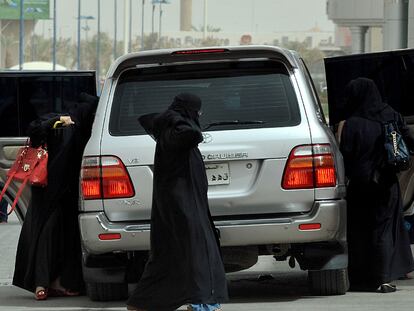 Varias mujeres saudíes se disponen a subir al coche, ayer, en Riad (Arabia Saudí).