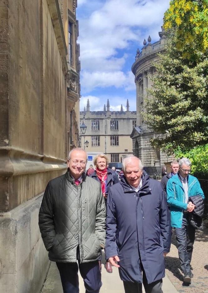 El embajador de la UE en el Reino Unido, Pedro Serrano (izquierda), y el alto representante de la UE para Asuntos Exteriores y Política de Seguridad, Josep Borrell, el pasado viernes en Oxford.