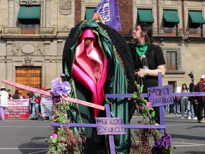 Ilse Urquieta, una de las creadoras de la Santa Vulva, durante la protesta del 8 de marzo de 2020 en Ciudad de México.
