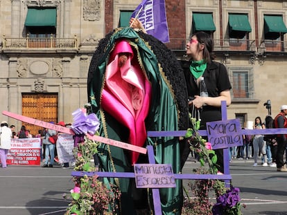 Ilse Urquieta, una de las creadoras de la Santa Vulva, durante la protesta del 8 de marzo de 2020 en Ciudad de México.