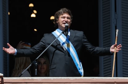 Milei sale este domingo al balcón de la Casa Rosada para saludar a sus simpatizantes tras tomar posesión como presidente de Argentina.