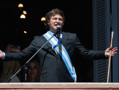 Milei sale este domingo al balcón de la Casa Rosada para saludar a sus simpatizantes tras tomar posesión como presidente de Argentina.