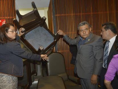 PRD lawmakers make a barricade to seal the entrances to the Chamber of Deputies on Wednesday. 