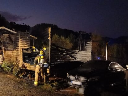 Los bomberos trabajan en el incendio declarado en un bungaló de un camping de Montblanc (Tarragona), donde ha fallecido una menor.