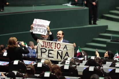 Varios diputados opositores exigen un juicio político sobre el presidente saliente, Enrique Peña Nieto.