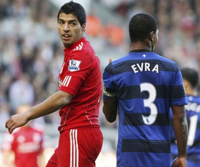 Luis Suárez y Evra, durante el partido.