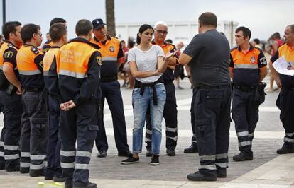 Sandra G&oacute;mez con agentes de Protecci&oacute;n Civil. 