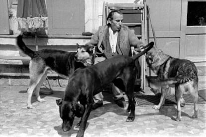 El escritor Louis-Ferdinand Céline, en Meudon (Francia), en 1955.