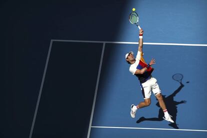 El jugador alemn Mischa Zverev remata una bola durante un punto del partido del Open de China que le enfrenta al australiano Nick Kyrgios, en la pista Diamond, en Pekn (China).