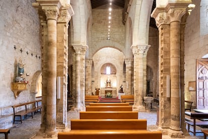 Interior de la iglesia Santa María de la O (Wamba), al fondo el ábside mozárabe.