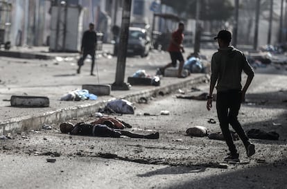 Varios cadáveres yacen en un calle cerca del hospital Al Shifa tras un ataque israelí, este jueves.
