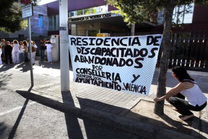 Concentración de los trabajadores de la residencia municipal de discapacitados psíquicos La Nostra Casa de Valencia.