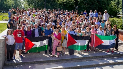 Personas del mundo de la cultura que han firmado un manifiesto a favor de Gaza posan en el parque de El Retiro en Madrid.