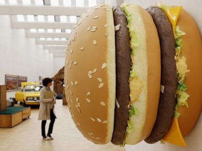 Una visitante de la exposici&oacute;n pasa ante la escultura &#039;Big Big Mac&#039;, de Tom Friedman.
