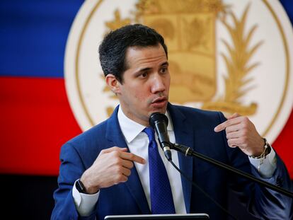 Juan Guaidó durante un encuentro con periodistas en Caracas.