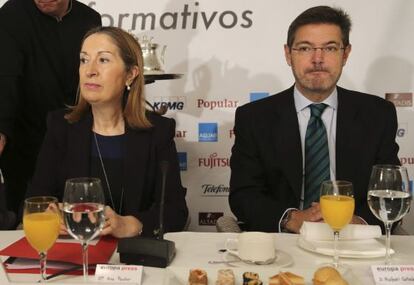 La ministra de Fomento, Ana Pastor, junto al titular de Justicia, Rafael Catalá.
