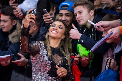 La futbolista brasileña Marta Vieira da Silva de Brazil se fotografía con aficionados a su llegada a la gala.