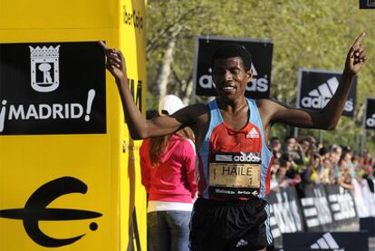 Haile Gebrselassie cruza la meta en el maratón de Madrid.