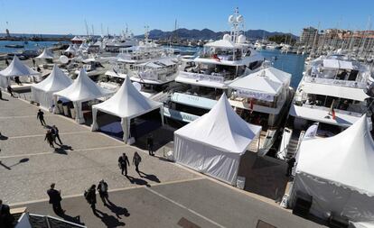 Los yates de algunas empresas asistentes a Mipim 2019, amarrados junto al Palacio de Festivales de Cannes.
