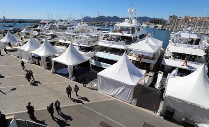 Los yates de algunas empresas asistentes a Mipim 2019, amarrados junto al Palacio de Festivales de Cannes. 