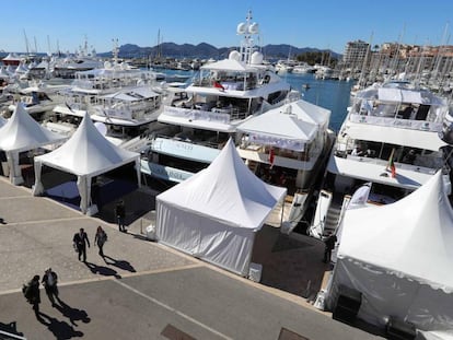 Los yates de algunas empresas asistentes a Mipim 2019, amarrados junto al Palacio de Festivales de Cannes. 