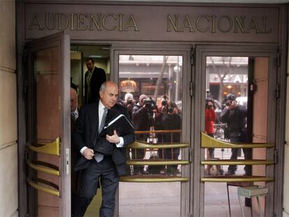 El general Luis Alejandre, tras declarar en junio en la Audiencia Nacional por el <i>caso Yak-42.</i>
