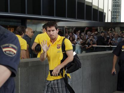 Messi saluda a su llegada al hotel barcelonista en Madrid.