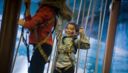 Una pareja de niños juega en el Festival de la Infancia.