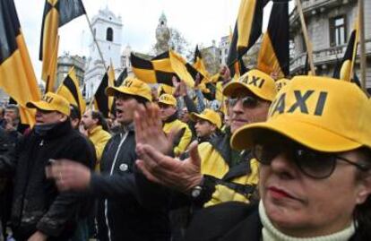 Protesta de taxistas argentinos contra Uber.