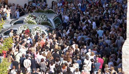 Centenares de personas despiden a los dos fallecidos en Rubí.
