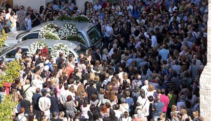 Centenares de personas despiden a los dos fallecidos en Rub&iacute;. 