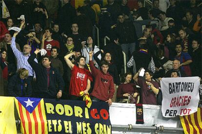 Varios espectadores abroncan a Laporta poco antes de empezar el partido.