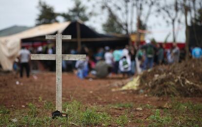 Una cruz en memoria de las víctimas de la masacre de Curuguaty se mantiene en pie junto al campamento de campesinos.