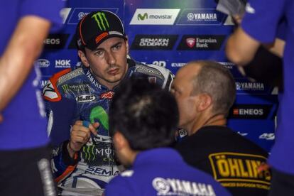 Lorenzo conversa con los t&eacute;cnicos de su equipo en Sepang.