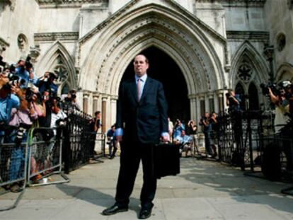 El periodista Andrew Gilligan, ayer, a su llegada a la sede de los tribunales para prestar declaración.