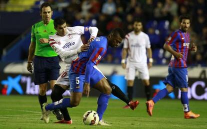 El sevillista Reyes pelea un balón con Uche.