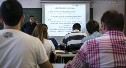 Alumnos en una clase de ingl&eacute;s.