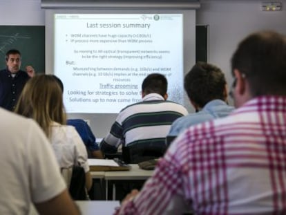 Alumnos en una clase de ingl&eacute;s.