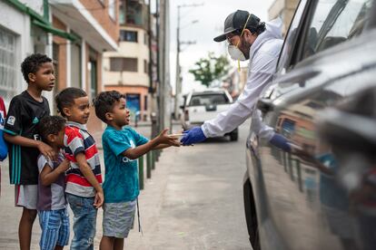 Ospina reparte cada día comida en los barrios más necesitados de Bogotá. CAMILO ROZO / EL PAÍS