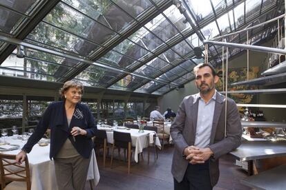 Rosa María Esteva y su hijo Tomás Tarruella, en el restaurante que da nombre a su grupo, Tragaluz, en L’Eixample barcelonés.
