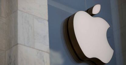 Logo de Apple en una Apple Store en Washington.