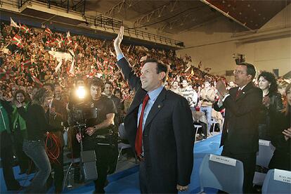 El <i>lehendakari</i> y candidato a la reelección Juan José Ibarretxe saluda en el pabellón de La Casilla en Bilbao.